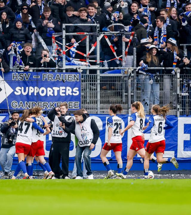 Spielerinnen des Hamburger SV bejubeln vor Fans den Treffer zum 1:0 durch Elfmeter.