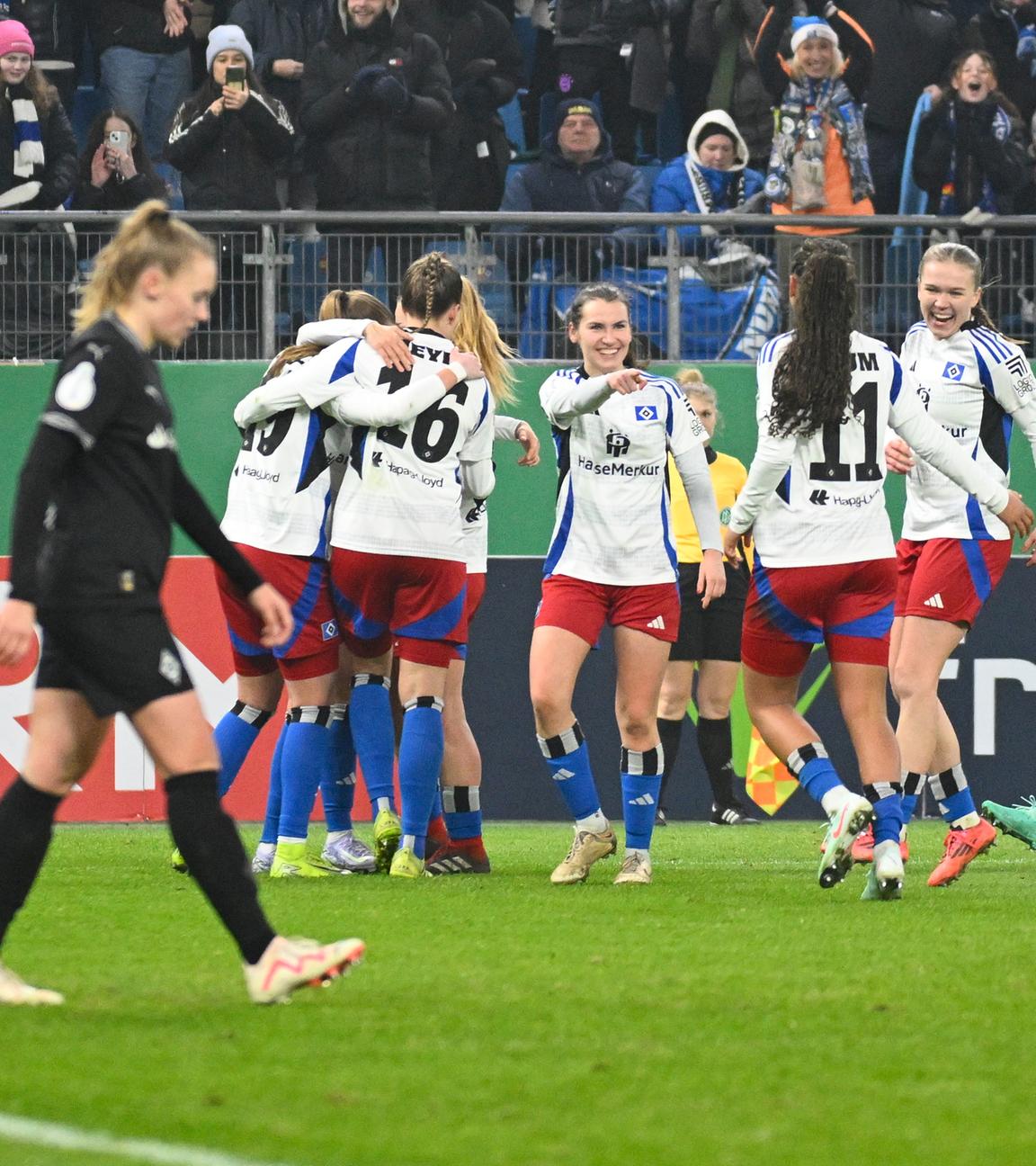 Die HSV-Frauen bejubeln den Sieg gegen Gladbach im Viertelfinale des DFB-Pokals