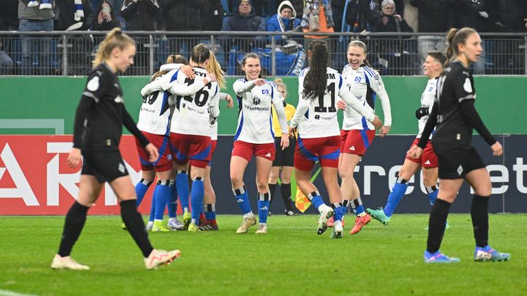 Die HSV-Frauen bejubeln den Sieg gegen Gladbach im Viertelfinale des DFB-Pokals