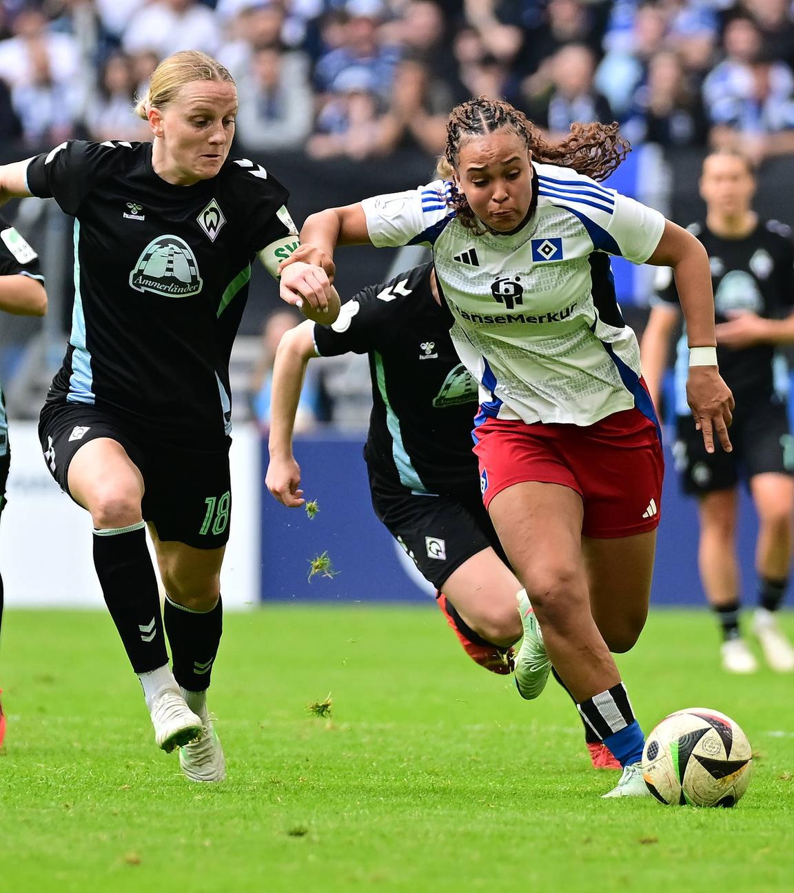 DFB-Pokal-Halbfinale, Hamburger SV - SV Werder Bremen: Lina Hausicke, versucht, Lisa Baum zu folgen.