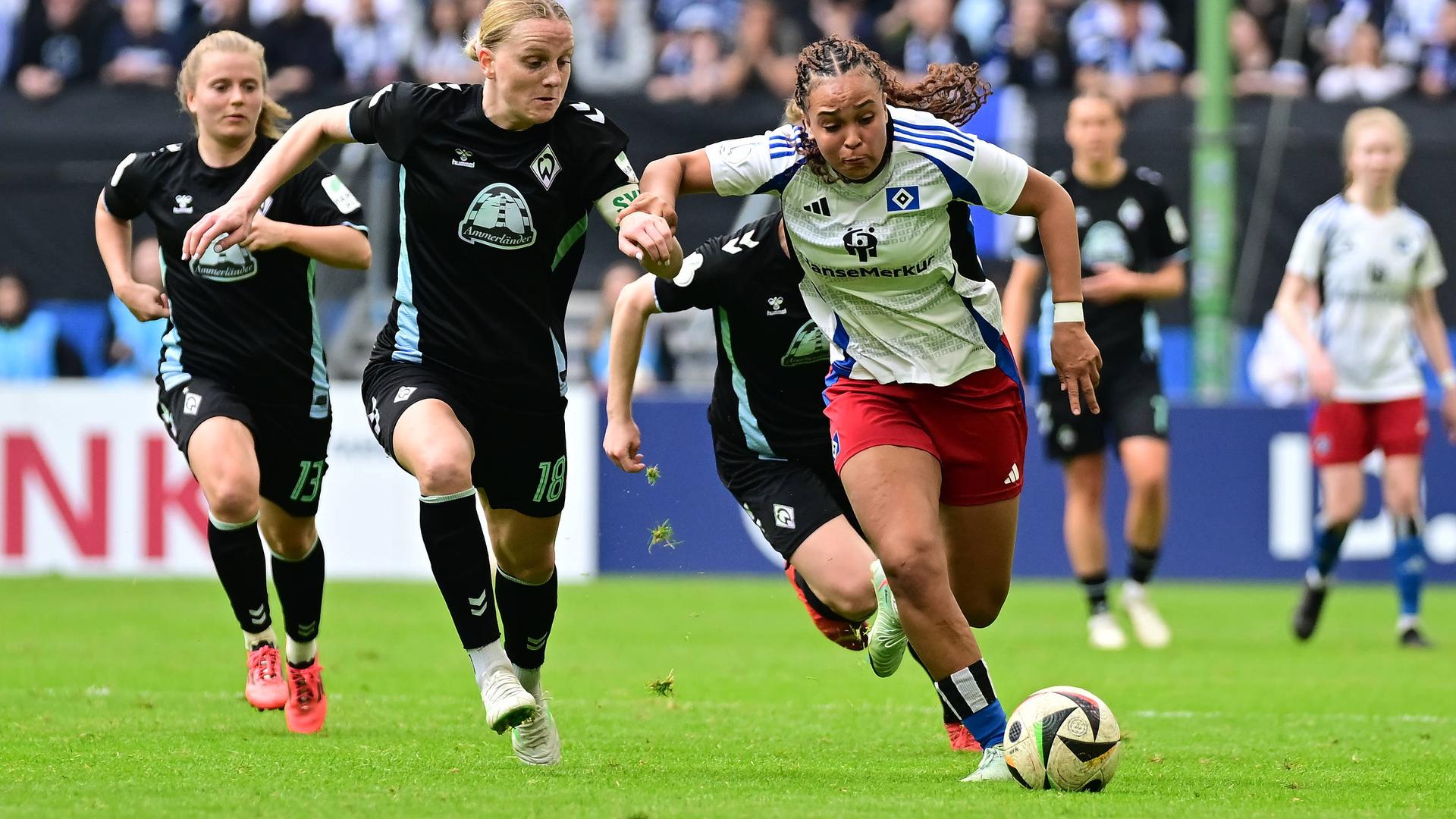 DFB-Pokal-Halbfinale, Hamburger SV - SV Werder Bremen: Lina Hausicke, versucht, Lisa Baum zu folgen.