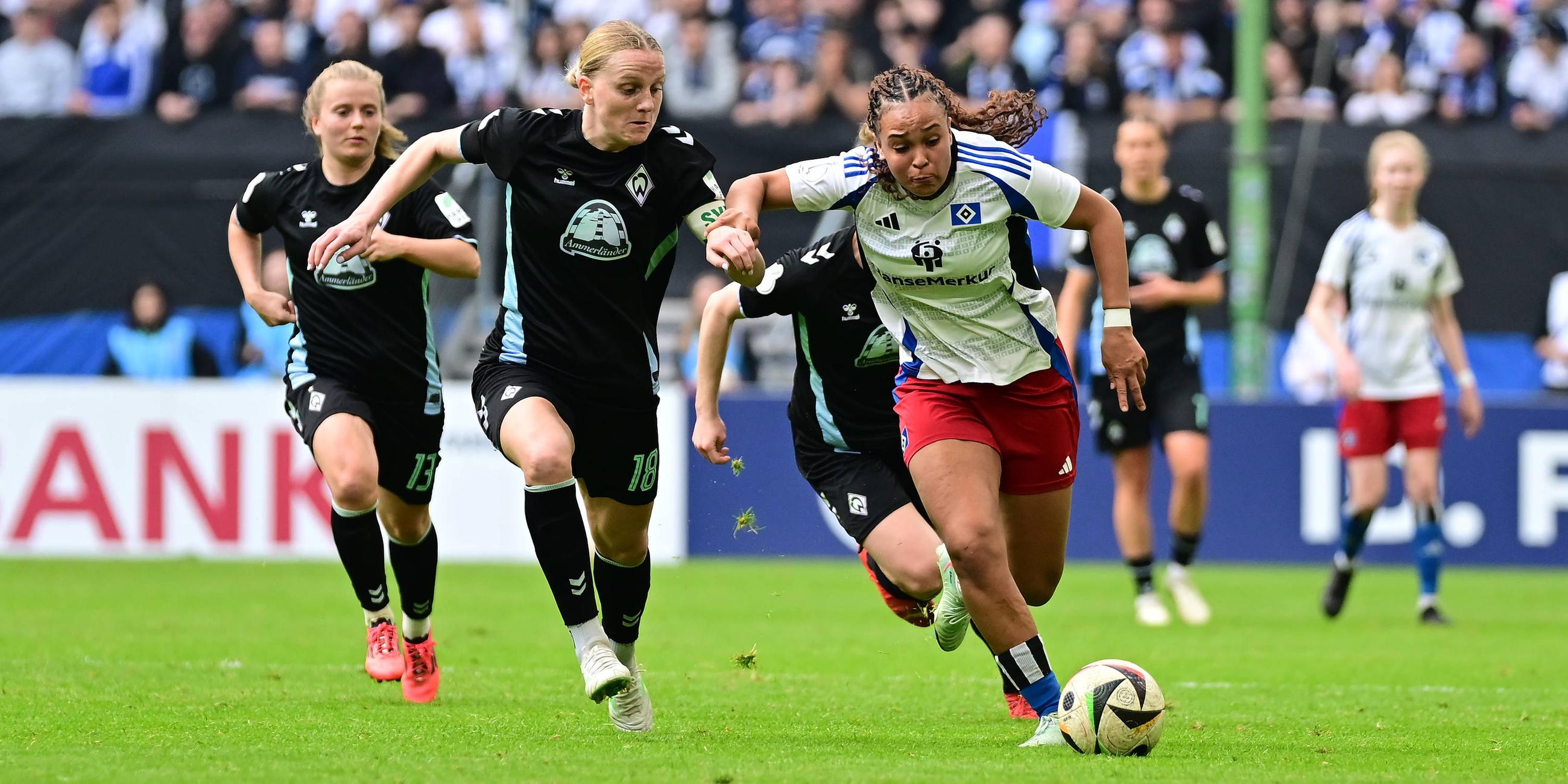 DFB-Pokal-Halbfinale, Hamburger SV - SV Werder Bremen: Lina Hausicke, versucht, Lisa Baum zu folgen.