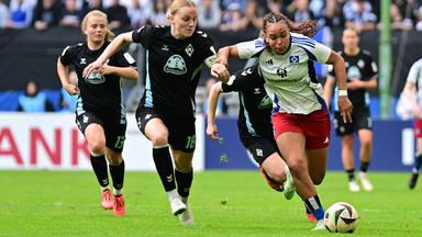 DFB-Pokal-Halbfinale, Hamburger SV - SV Werder Bremen: Lina Hausicke, versucht, Lisa Baum zu folgen.