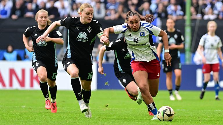DFB-Pokal-Halbfinale, Hamburger SV - SV Werder Bremen: Lina Hausicke, versucht, Lisa Baum zu folgen.