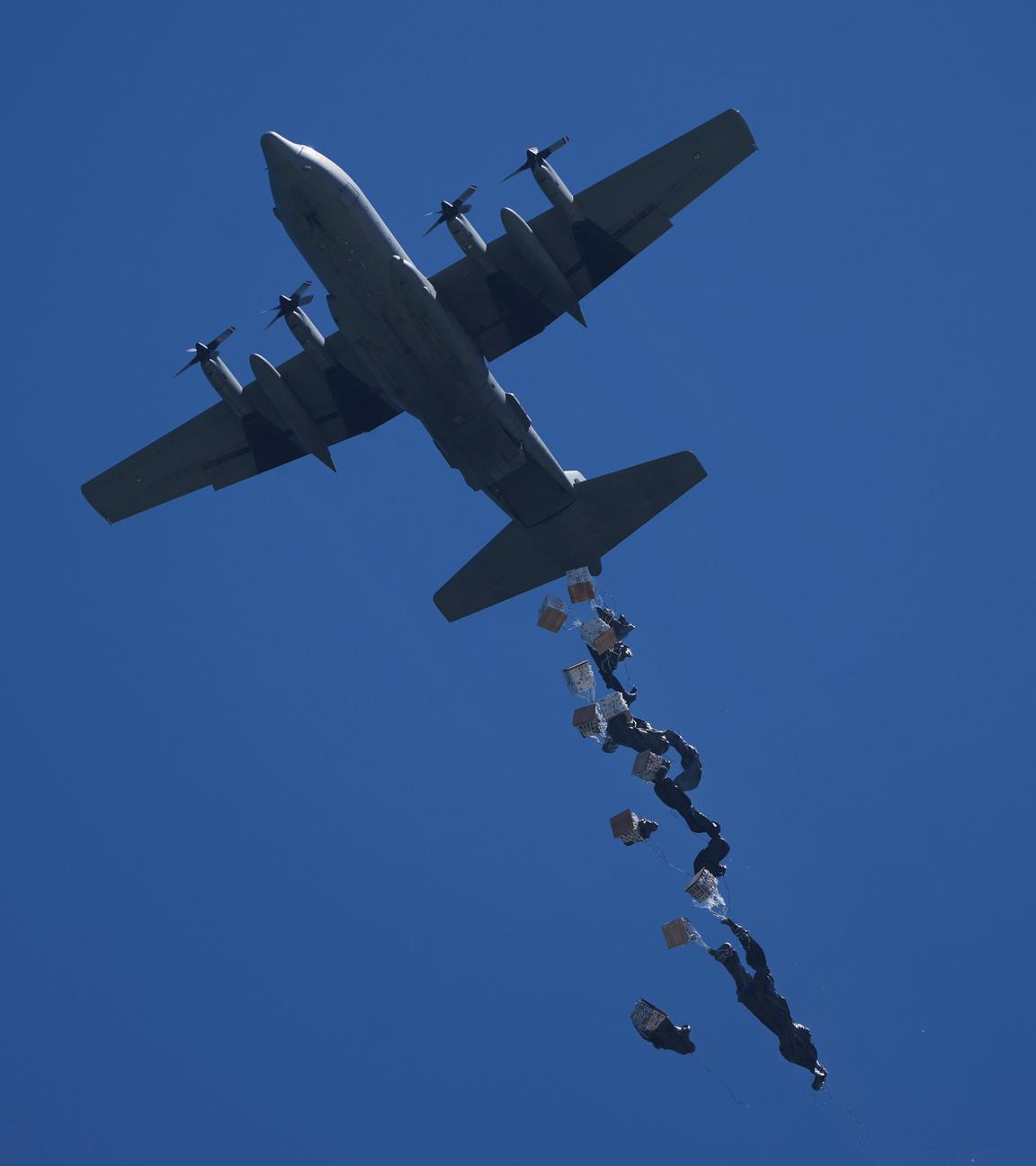 Ein Flugzeug wirft humanitäre Hilfe ab.