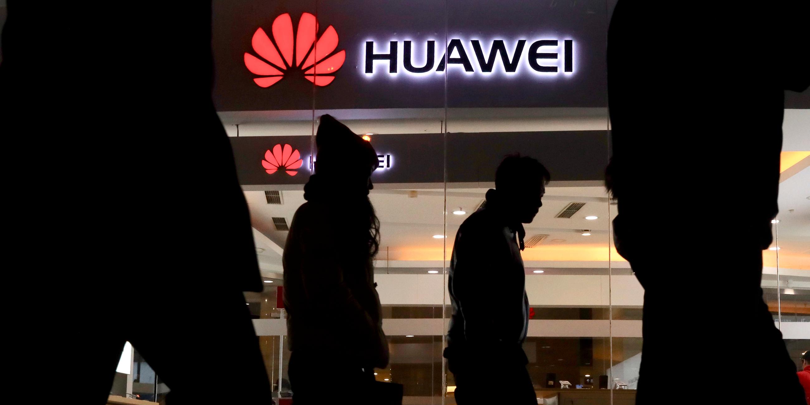 Archiv: Fußgänger gehen am Donnerstag, 06.12.2018, an einem Huawei-Einzelhandelsgeschäft in Peking vorbei.