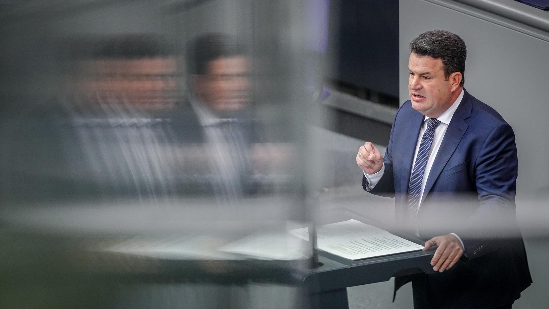 Hubertus Heil spricht im Bundestag zum Rentenpaket II in erster Lesung.