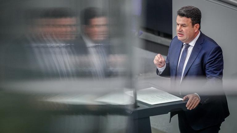 Hubertus Heil spricht im Bundestag zum Rentenpaket II in erster Lesung.