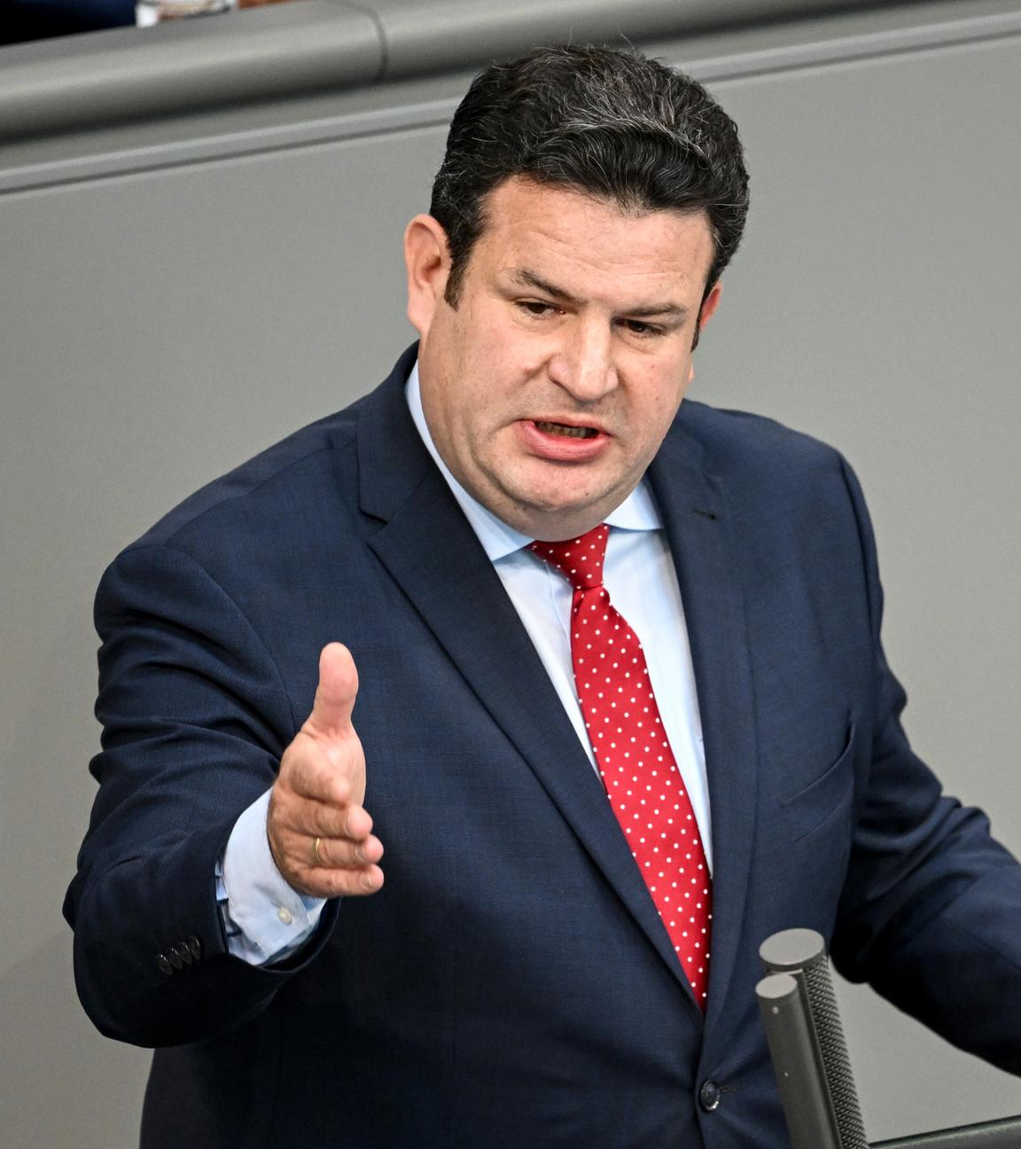 Bundesarbeitsminister Hubertus Heil spricht im Bundestag