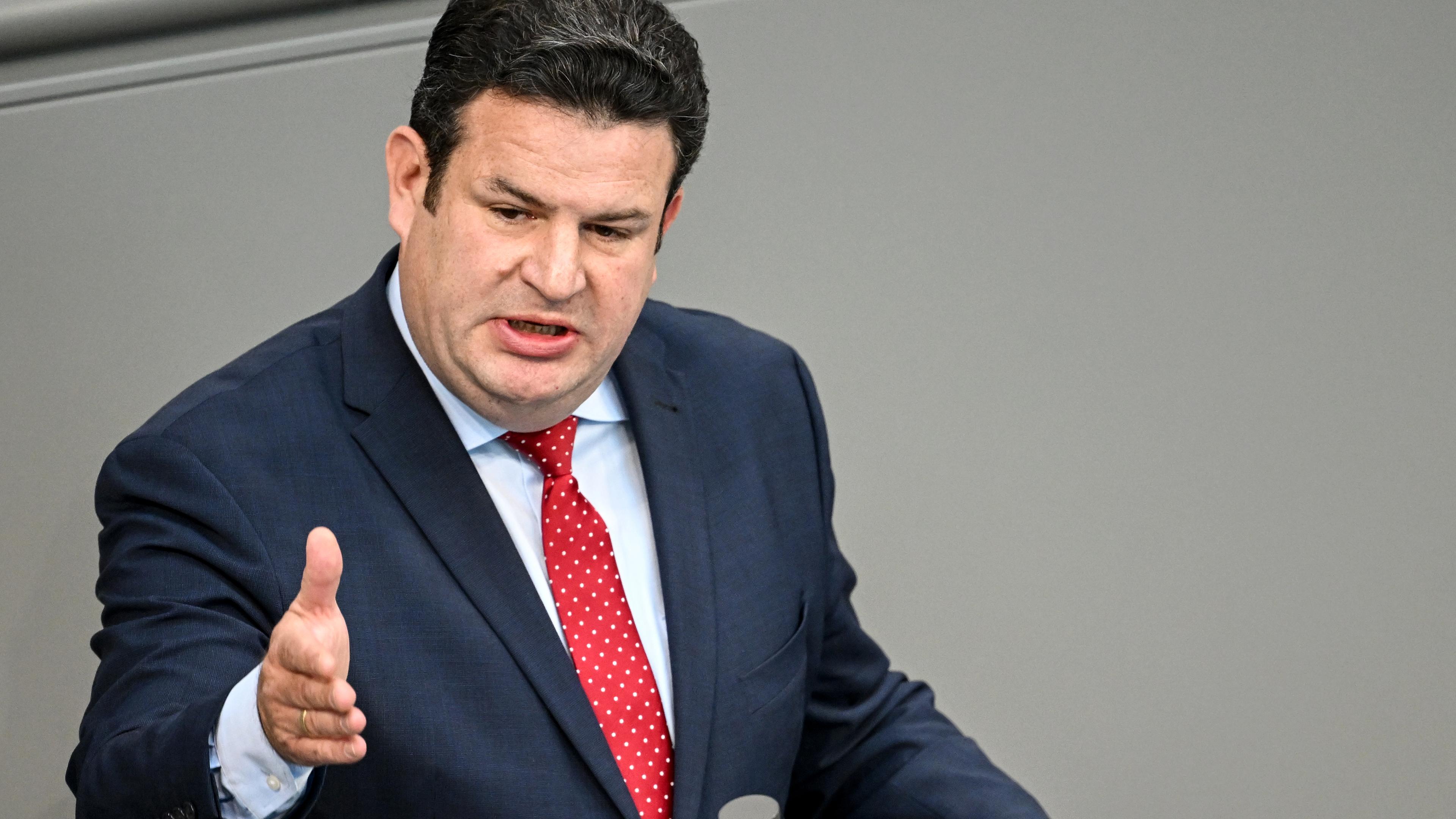 Bundesarbeitsminister Hubertus Heil spricht im Bundestag
