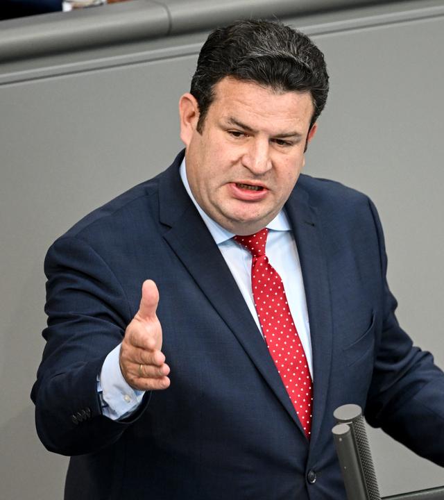 Bundesarbeitsminister Hubertus Heil spricht im Bundestag