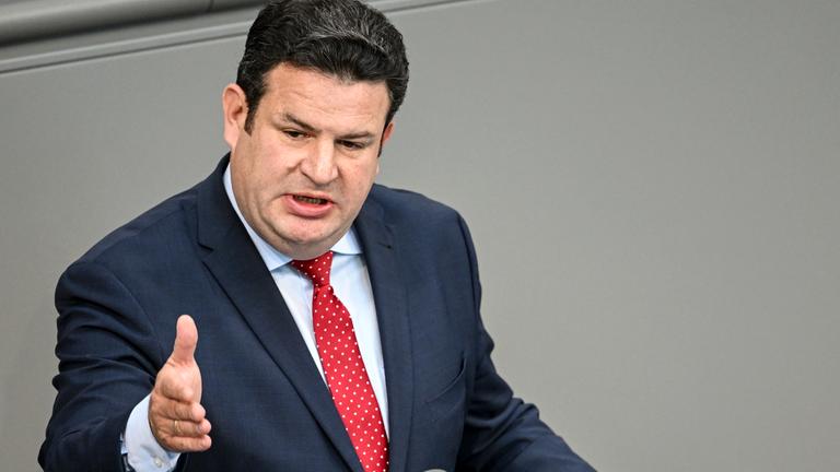Bundesarbeitsminister Hubertus Heil spricht im Bundestag
