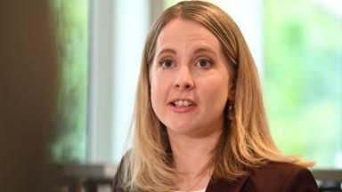 Bundesbauministerin Hubertz spricht bei einem Pressestatement in einem Mehrparteienhaus in Berlin, das als sogenannter Gebäudetyp E errichtet wurde.