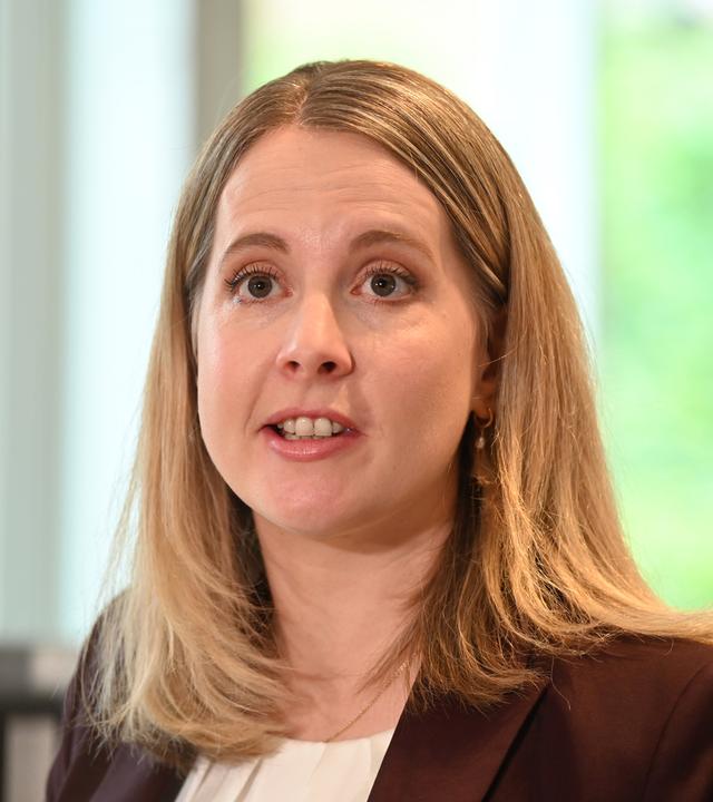 Bundesbauministerin Hubertz spricht bei einem Pressestatement in einem Mehrparteienhaus in Berlin, das als sogenannter Gebäudetyp E errichtet wurde.