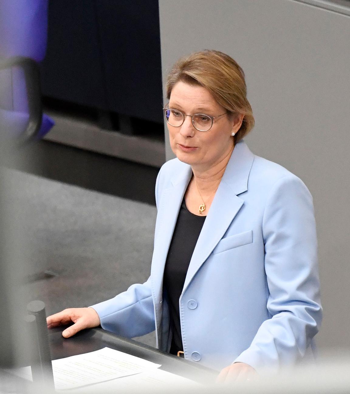 Stefanie Hubig (SPD) in der 10. Sitzung des 21. Deutschen Bundestages im Reichstagsgebäude in Berlin am 05.06.2025.