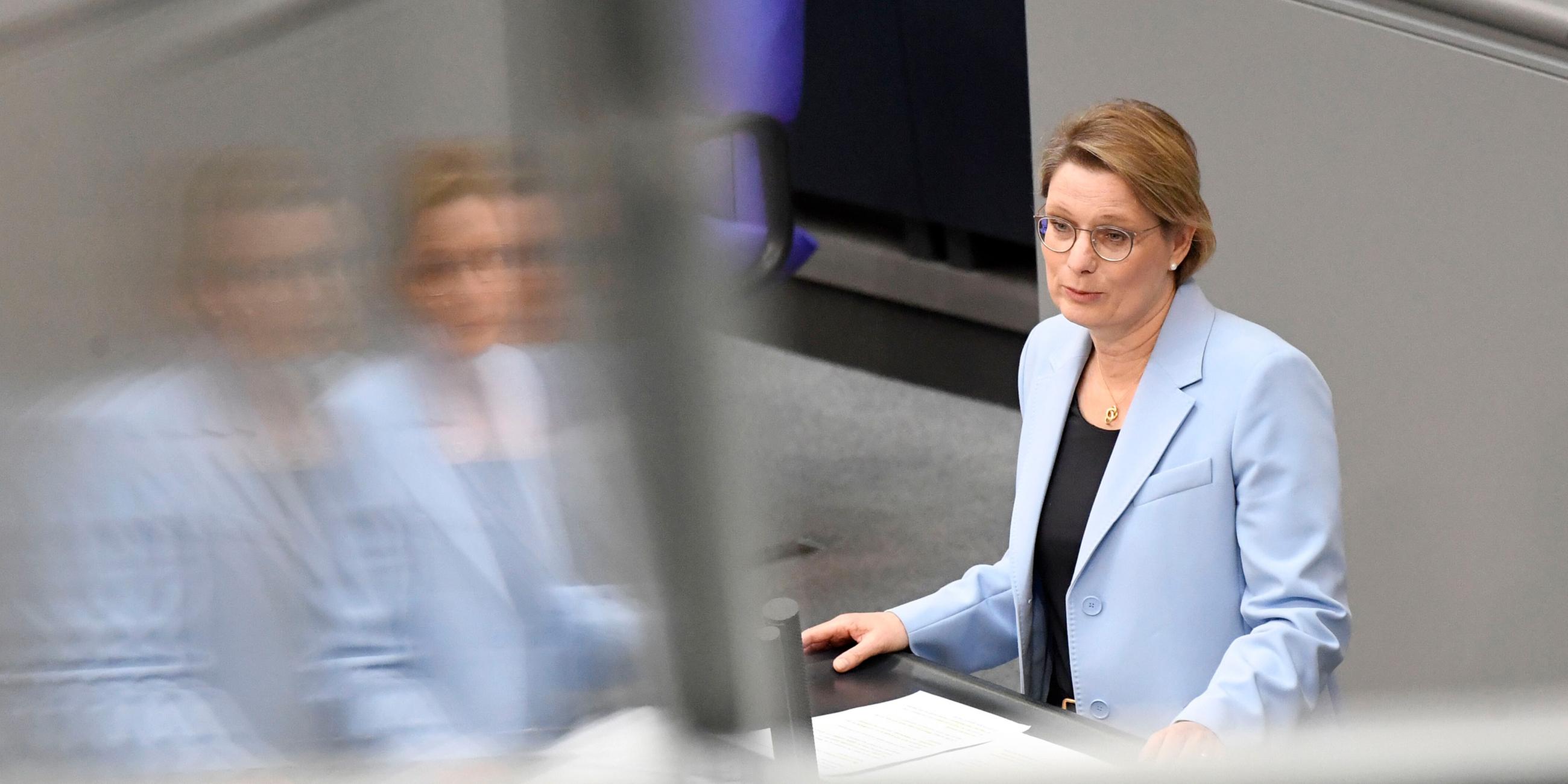 Stefanie Hubig (SPD) in der 10. Sitzung des 21. Deutschen Bundestages im Reichstagsgebäude in Berlin am 05.06.2025.