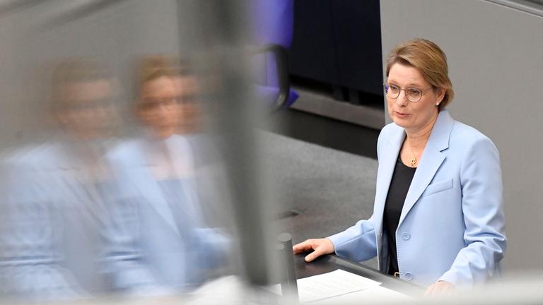 Stefanie Hubig (SPD) in der 10. Sitzung des 21. Deutschen Bundestages im Reichstagsgebäude in Berlin am 05.06.2025.