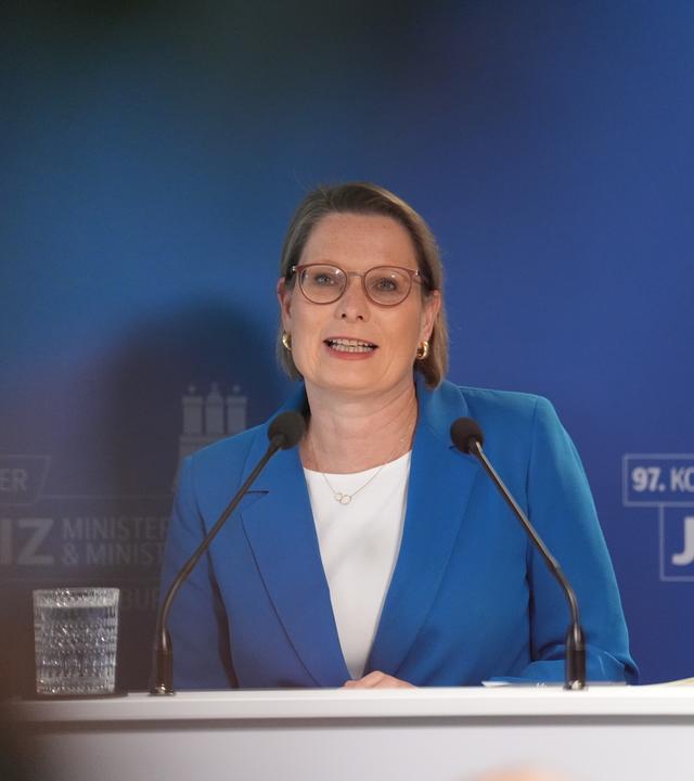 Laut Bundesjustizministerin Hubig seien die Verjährungsfristen bei Vergewaltigungen zu kurz. Künftig soll Vergewaltigung statt nach fünf erst nach 20 Jahren verjähren.
