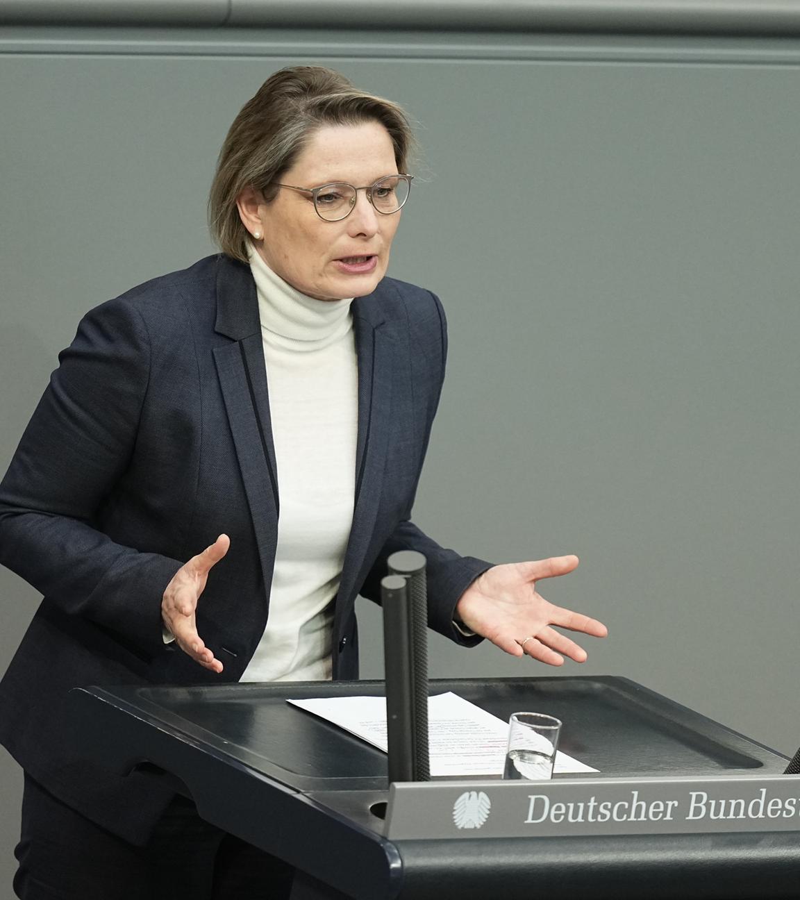 Stefanie Hubig (SPD), Bundesministerin der Justiz und für Verbraucherschutz, spricht im Bundestag.