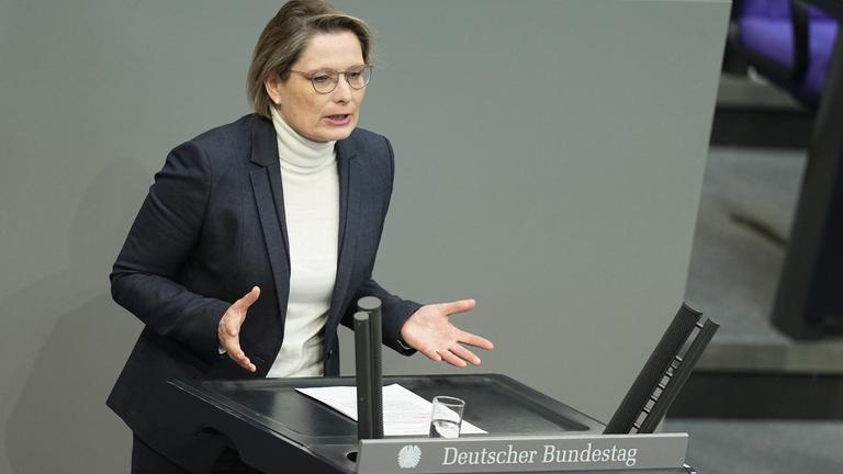 Stefanie Hubig (SPD), Bundesministerin der Justiz und für Verbraucherschutz, spricht im Bundestag.
