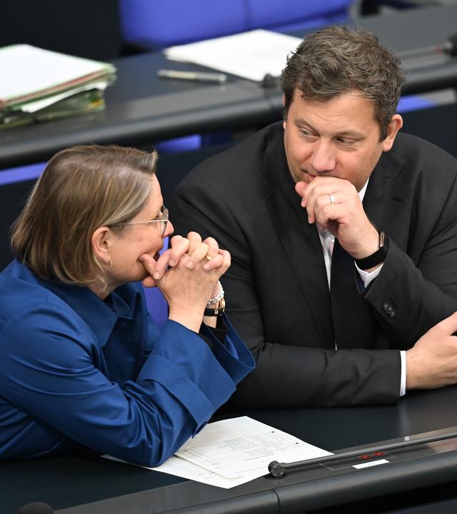  Lars Klingbeil, Bundesminister der Finanzen, spricht mit Stefanie Hubig, Bundesministerin der Justiz und für Verbraucherschutz, während der Sitzung des Bundestags.