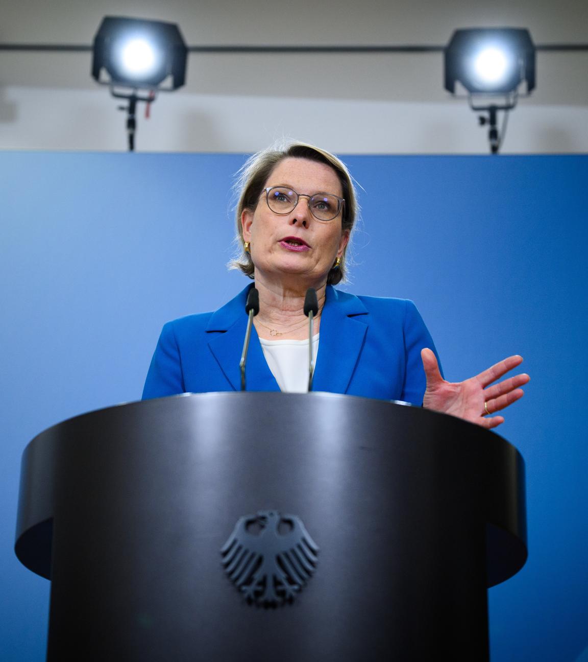 17.04.2026, Berlin: Stefanie Hubig (SPD), Bundesministerin der Justiz und für Verbraucherschutz, äußert sich bei einer Pressekonferenz zu aktuellen Themen, unter anderem zu einem Gesetzentwurf zum besseren Schutz vor «digitaler Gewalt». 