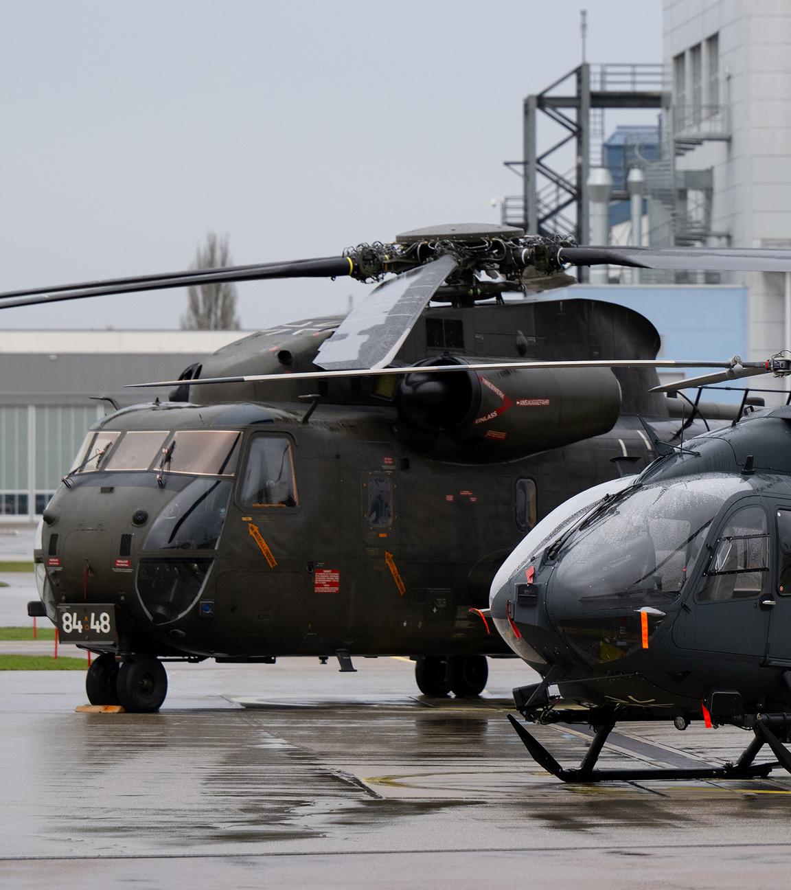 Hubschrauber H145-M (r) und CH-53 bei der Übergabe an die Bundeswehr