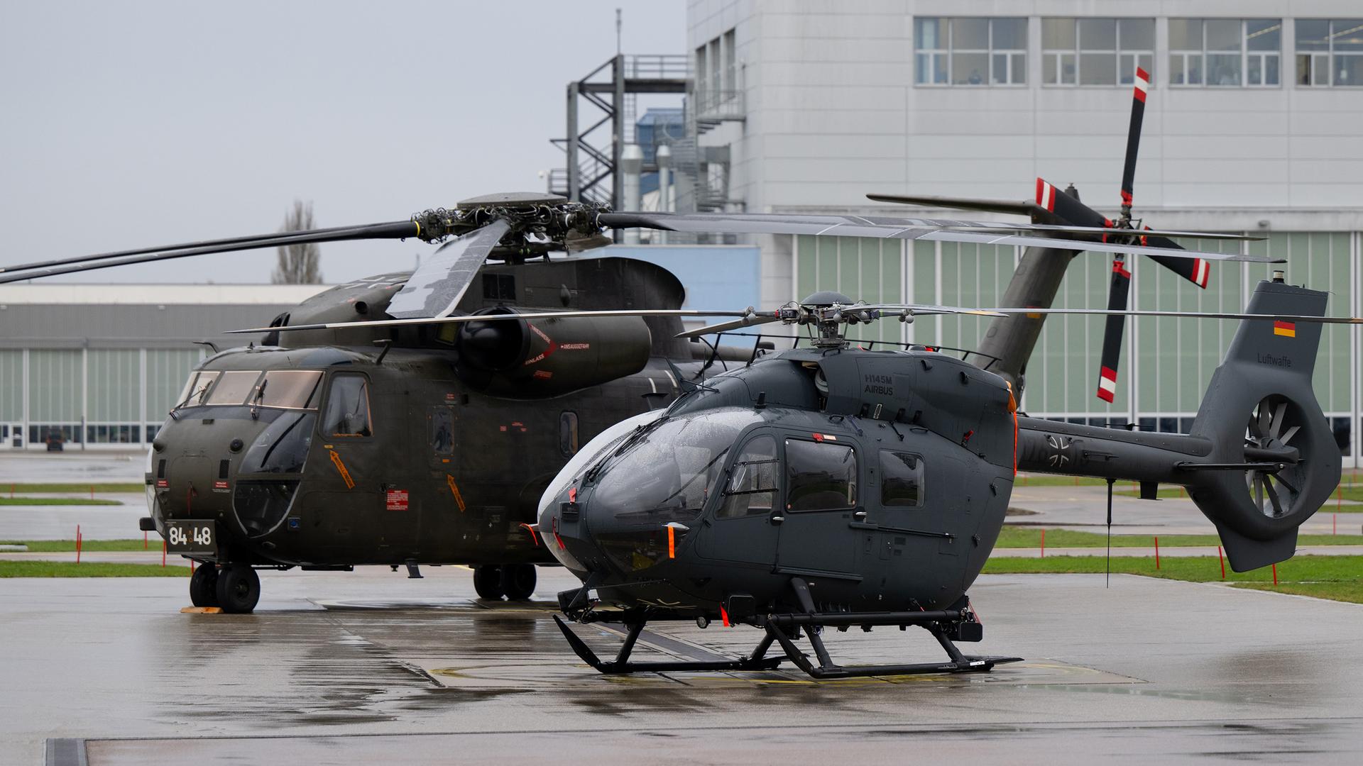 Hubschrauber H145-M (r) und CH-53 bei der Übergabe an die Bundeswehr