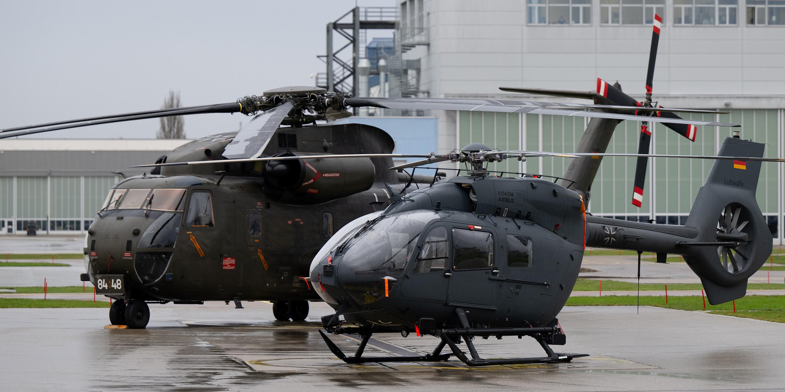 Hubschrauber H145-M (r) und CH-53 bei der Übergabe an die Bundeswehr