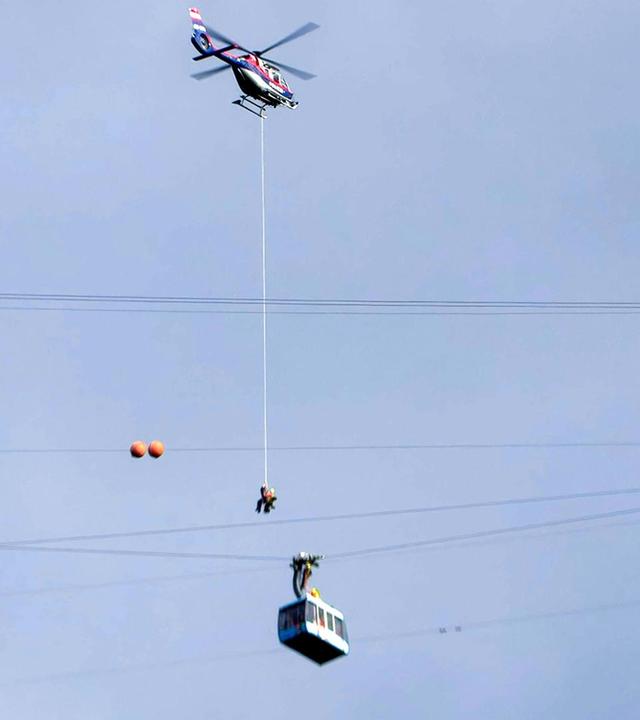 Helikopter rettet Passagiere aus Seilbahn in Österreich