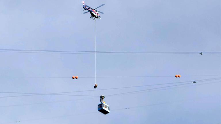 Helikopter rettet Passagiere aus Seilbahn in Österreich