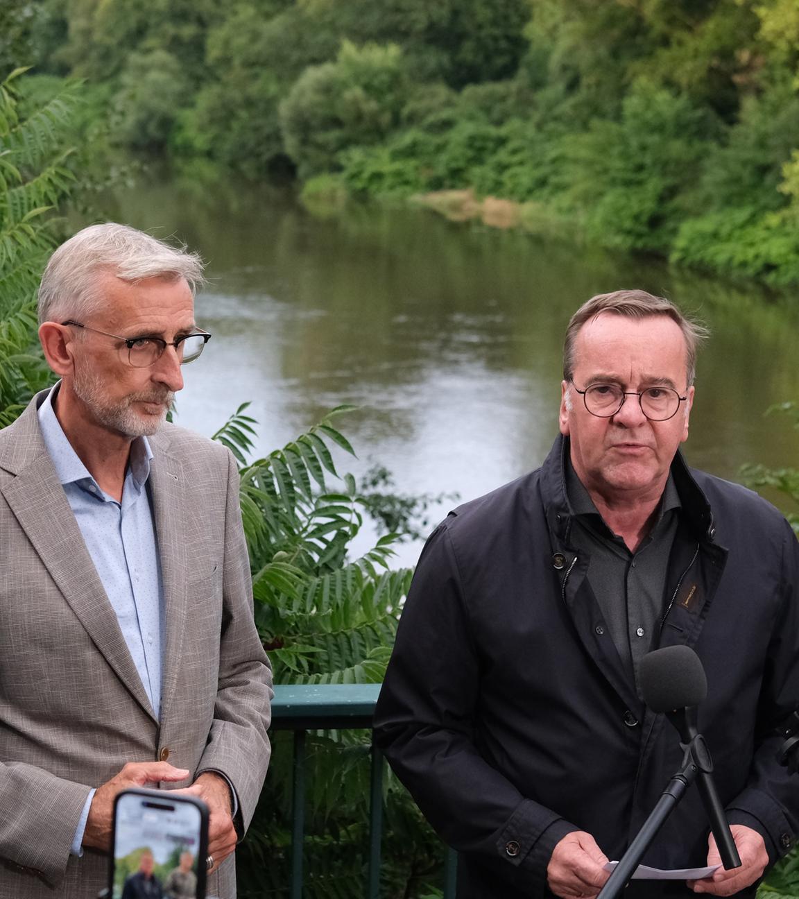 Sachsen, Grimma: Boris Pistorius (r, SPD) Bundesverteidigungsminister, und Armin Schuster (CDU), Sachsens Innenminister, geben in der Nähe des Unglücksortes eines Hubschrauberabsturzes ein Statement ab.