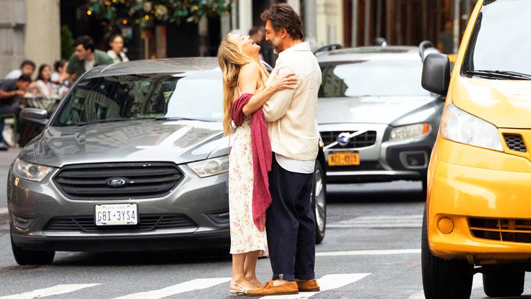 Kate Hudson und Javier Bardem sind auf einem Filmset zu sehen. Sie lachen und nehmen sich in den Arm.
