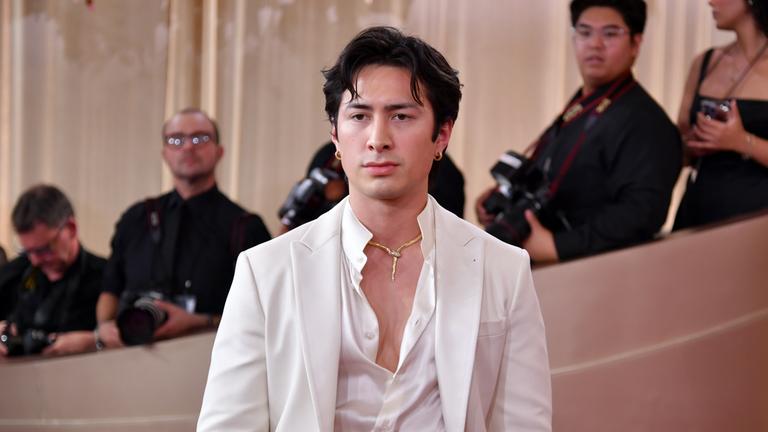 Schauspieler Hudson Williams kommt am 11.01.2026 zu den 83. Golden Globes im Beverly Hilton, in Beverly Hills. 