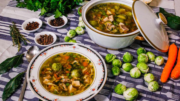 Hühnersuppe mit Muschelnudeln