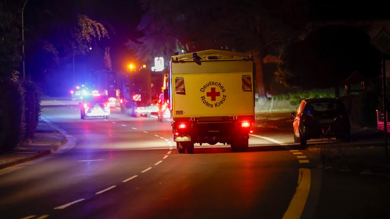  Ein Einsatzfahrzeug des Deutschen Roten Kreuz im Einsatz. Hunderte Feuerwehrkräfte kämpfen auch in der Nacht weiter gegen den großen Waldbrand im Hürtgenwald in der Eifel.