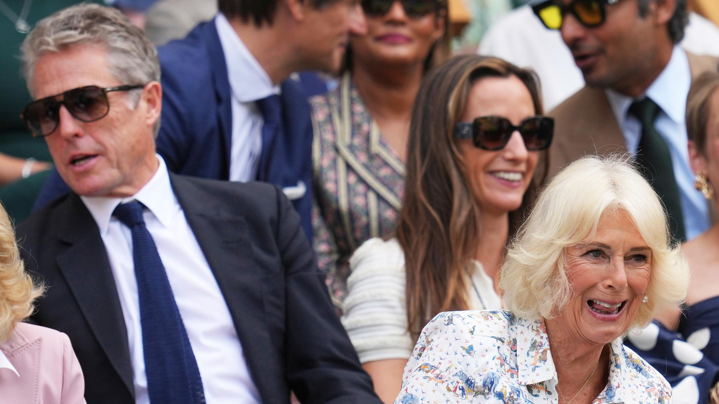 Königin Camilla fieberte motiviert beim Viertelfinale in Wimbledon mit. Hugh Grant, der in der Royal Box hinter ihr saß, soll allerdings während des Spiels eingeschlafen sein. (10.07.2025) 