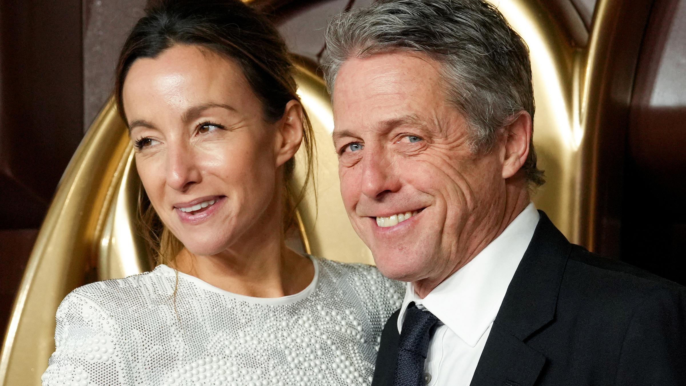 Hugh Grant und seine Frau Anna auf dem roten Teppich.