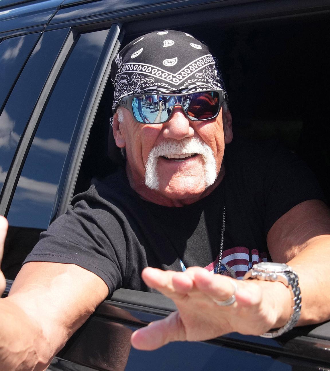 Hulk Hogan begrüßt Fans aus einem Fahrzeug heraus. (Archiv)
