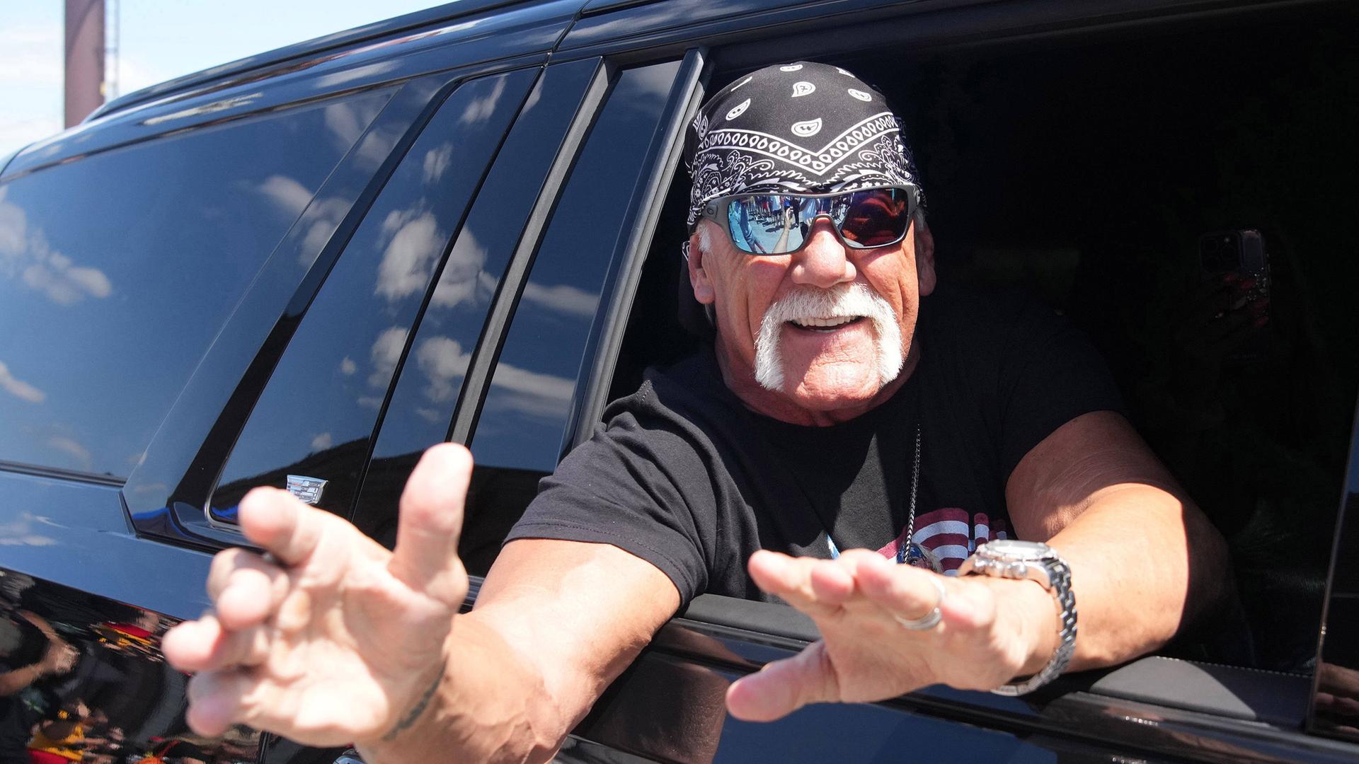 Hulk Hogan begrüßt Fans aus einem Fahrzeug heraus. (Archiv)