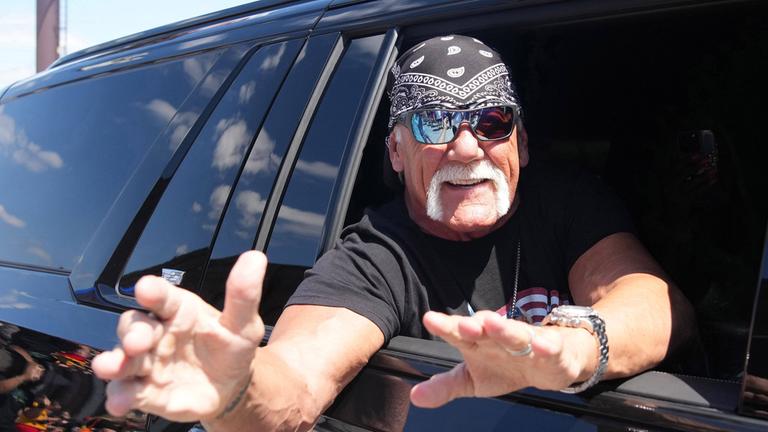 Hulk Hogan begrüßt Fans aus einem Fahrzeug heraus. (Archiv)