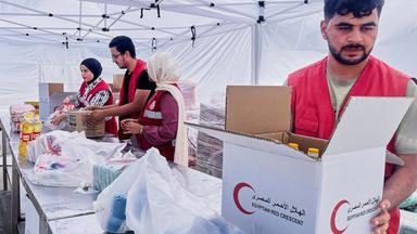 Mitglieder des ägyptischen Roten Kreuzes packen Pakete mit Lebensmitteln zur humanitären Hilfe für die Unterstützung der Menschen im Gazastreifen