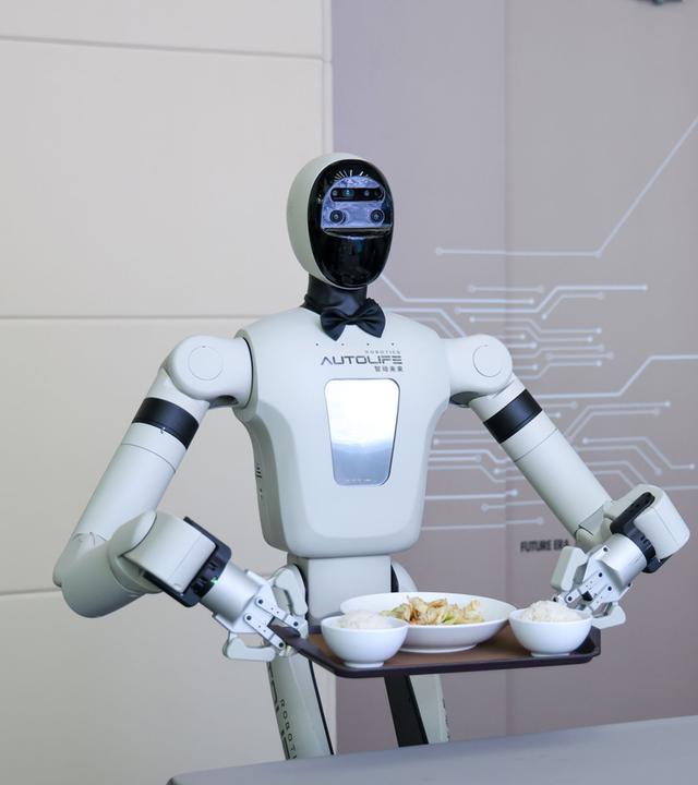 Ein humanioder Roboter bei der Arbeit in der chinesischen Region Shenzhen am 04.08.26