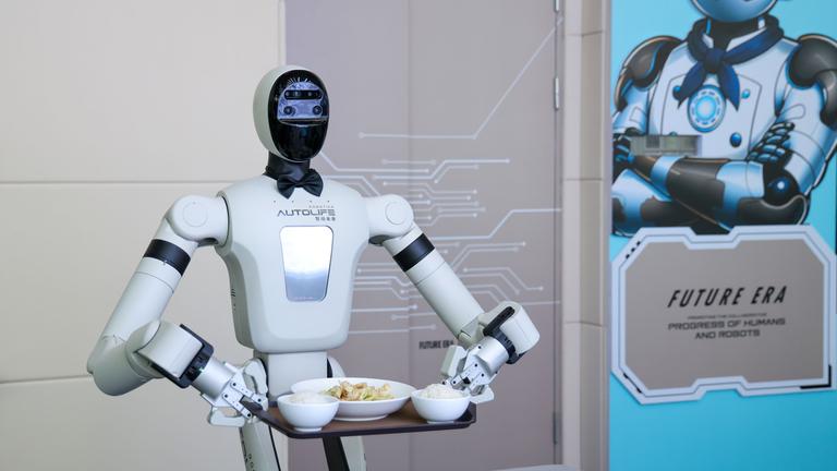 Ein humanioder Roboter bei der Arbeit in der chinesischen Region Shenzhen am 04.08.26