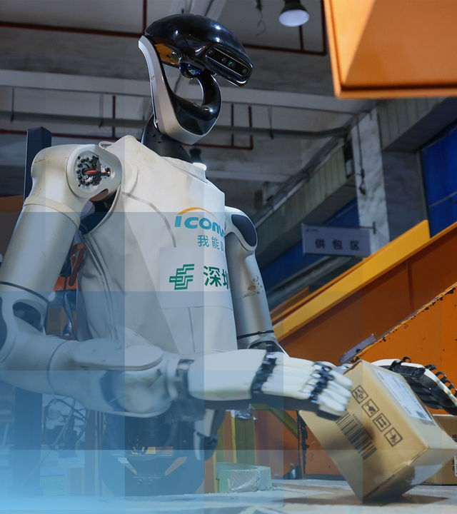 Ein humanoider Roboter verpackt ein Paket