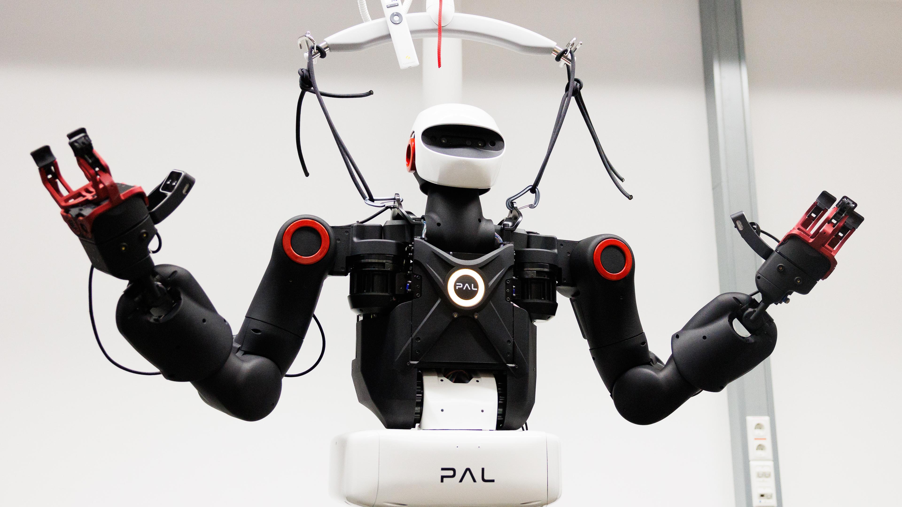 er humanoide Roboter Hainer hebt die Hände. Der Roboter ist die jüngste Erweiterung des Portfolios an interdisziplinären Forschungsgroßgeräten der Technischen Universität Darmstadt.