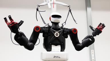 er humanoide Roboter Hainer hebt die Hände. Der Roboter ist die jüngste Erweiterung des Portfolios an interdisziplinären Forschungsgroßgeräten der Technischen Universität Darmstadt.