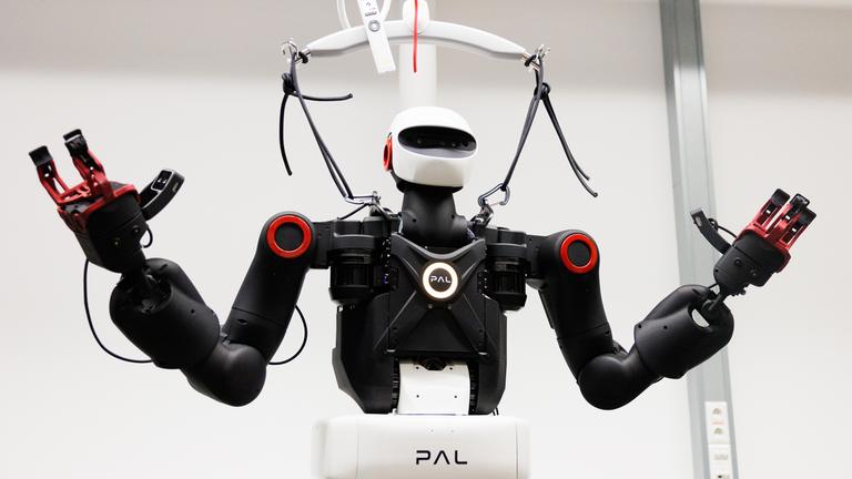 er humanoide Roboter Hainer hebt die Hände. Der Roboter ist die jüngste Erweiterung des Portfolios an interdisziplinären Forschungsgroßgeräten der Technischen Universität Darmstadt.