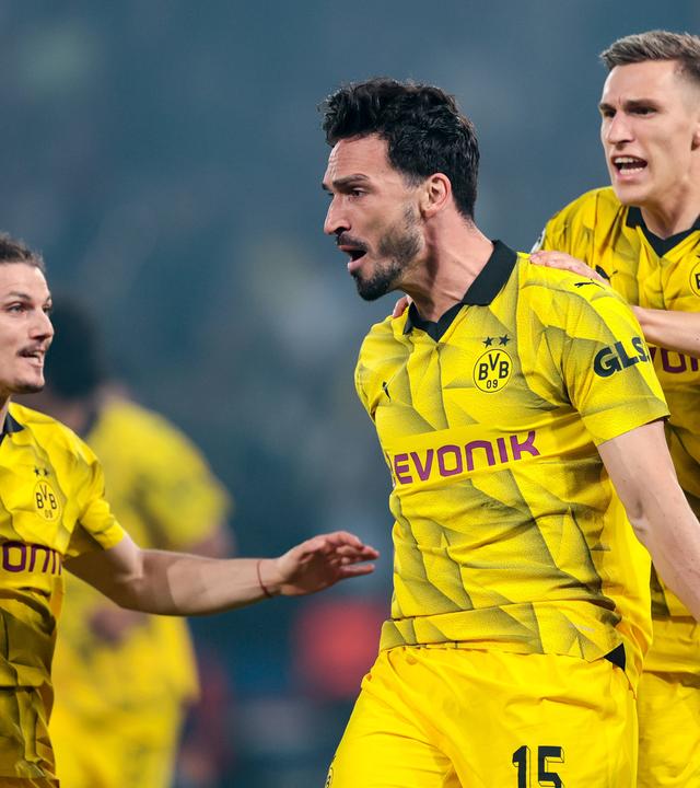 07.05.2024, ChampionsLeague, Halbfinal-Rückspiel Paris Saint-Germain - Borussia Dortmund: Marcel Sabitzer (links) und Nico Schlotterbeck (rechts) feiern Mats Hummels für sein Tor zum 1:0.