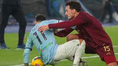  Mats Hummels (r) vom AS Rom gegen Taty Castellanos von Lazio Rom.